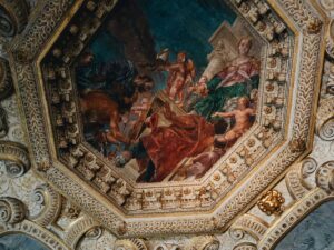 Soffitto affrescato e decorato a stucchi dorati di un palazzo veneziano.