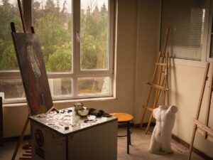 Studio d'arte con cavalletti, tela e tavolozza dei colori