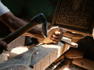 Artigiano al lavoro sul legno nel suo laboratorio