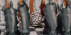 Orologio al centro di una scacchiera con i pezzi schierati